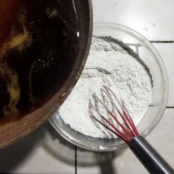Campurkan tepung terigu, tepung beras, dan garam dalam satu wadah lalu, aduk hingga rata