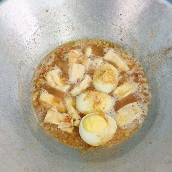 Masukkan tahu dan telur yang sudah digoreng.