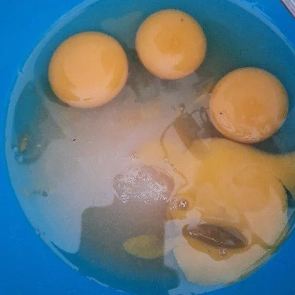 Kocok telur, gula, SP, dan vanilli cair hingga mengembang putih berjejak