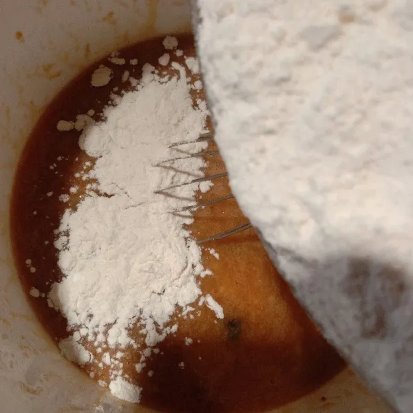 Masukkan campuran tepung terigu, lalu aduk rata