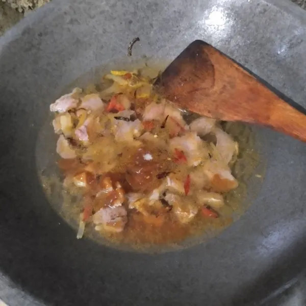 Tuang air, saus barbeque, saus tiram, kaldu bubuk dan garam. Masak hingga daging empuk.