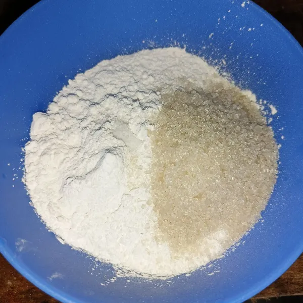 Campur tepung beras, tepung tapioka, gula pasir, dan garam