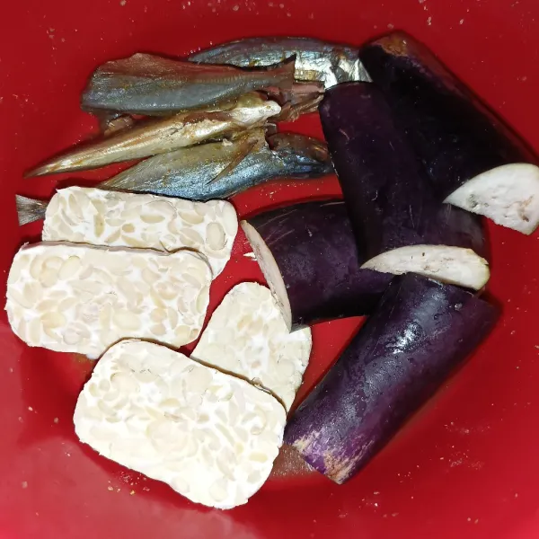 Bumbui ikan, tempe dan terong sesuai selera.