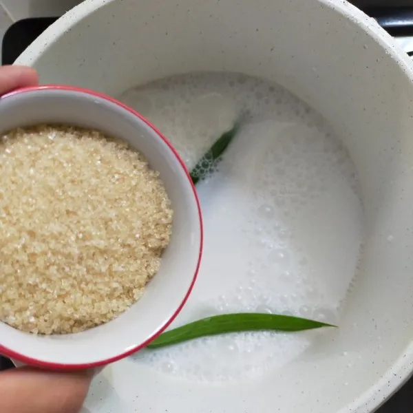 Masukkan gula pasir, beri sedikit garam, aduk rata dan masak hingga mendidih dan gula larut.