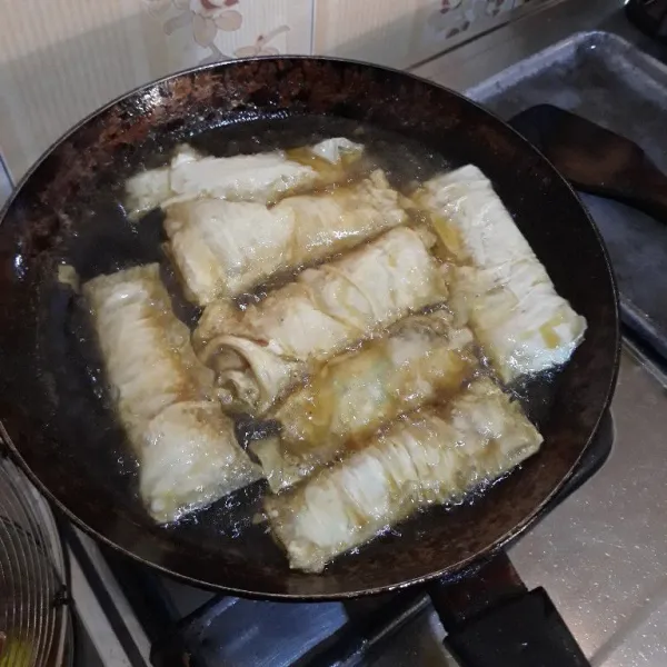 Bisa juga digoreng hingga matang dan kecokelatan pada kedua sisi, angkat lalu tiriskan. Lumpia ayam kulit tahu siap disajikan.