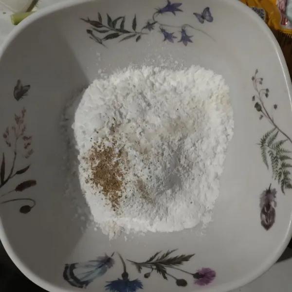 Campurkan semua bahan tepung lalu aduk.