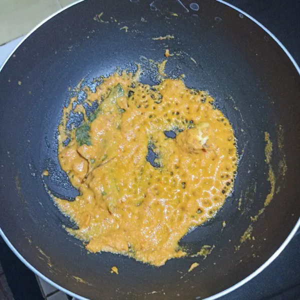 Tumis bumbu beserta lengkuas dan daun salam sampai bumbu berubah warna.