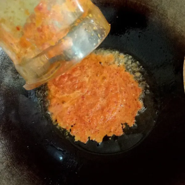 Tumis bumbu halus, bawang merah, bawang putih, cabai merah keriting, kunyit, dan tomat.