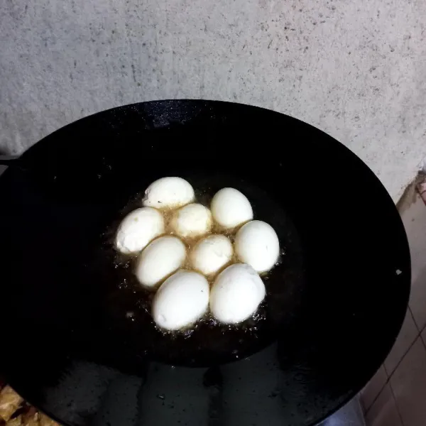 Goreng telur yg sudah di rebus.