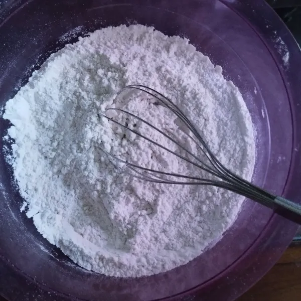 Dalam wadah masukkan tepung terigu, tepung tapioka, telur, garam, dan santan. Aduk merata dengan menggunakan whisk.