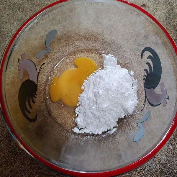 Kocok telur dan gula pasir sampai larut.