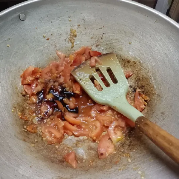 Masukkan tomat, aduk rata. Bumbui dengan saus tiram, garam, gula, dan kaldu bubuk. Masak sampai tomat layu. Cek rasa.