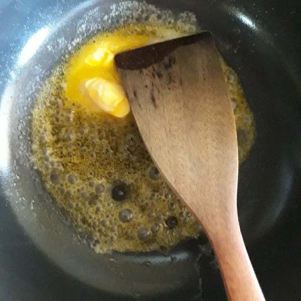 Tumis bawang bombai dan bawang putih dengan margarin hingga wangi.