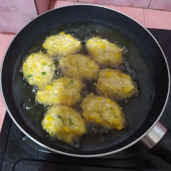 Cetak dengan menggunakan sendok, langsung dimasukkan ke dalam minyak panas.