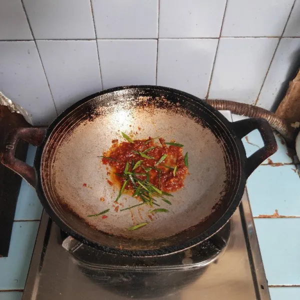 Tambahkan irisan daun jeruk.
