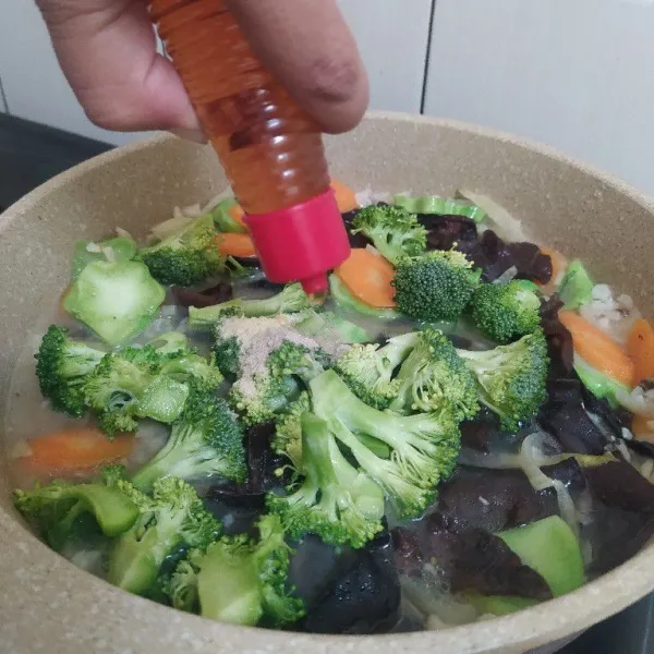 Tambahkan kecap ikan dan saus tiram.