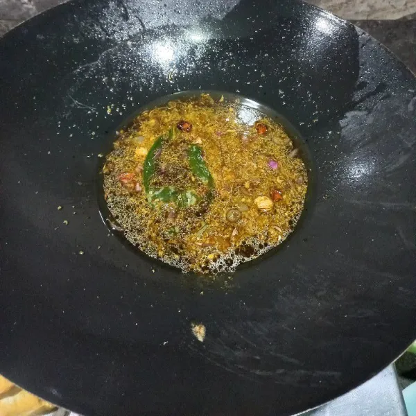 Tambahkan air, kecap, dan daun salam.