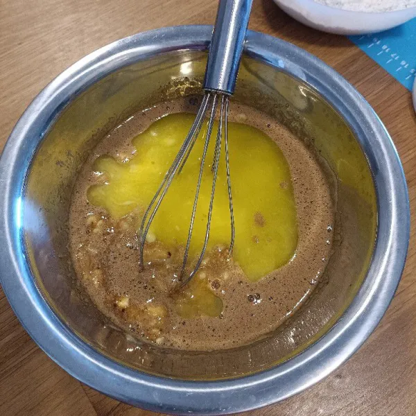 Campurkan pisang, mentega, dan minyak goreng, lalu aduk rata
