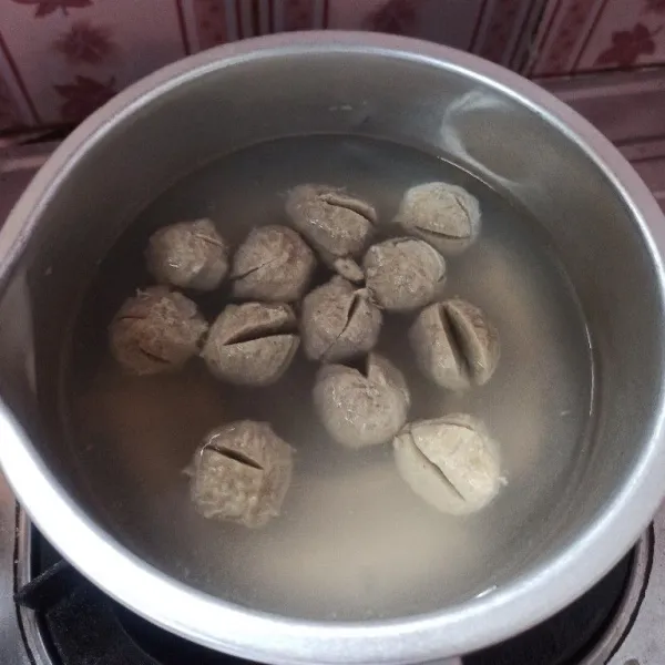 Belah bakso menjadi 4 kemudian rebus sampai mekar, setelah itu tiriskan bakso.