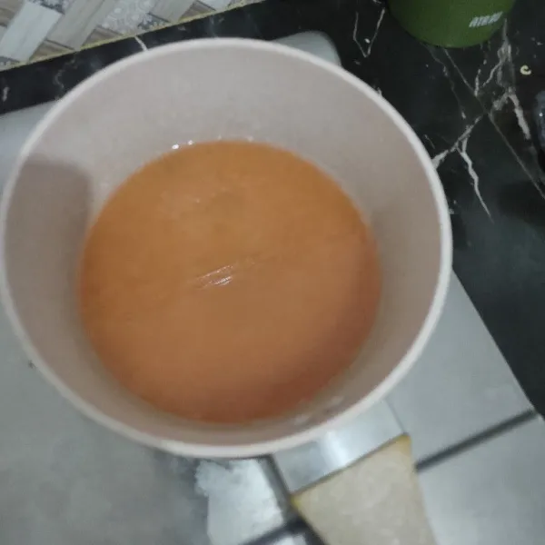 Masak jelly mangga dengan 200 ml air dan 1 sendok makan gula. Masak hingga mendidih lalu dinginkan