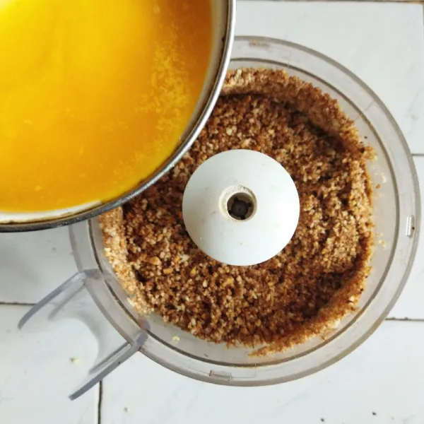 Tambahkan madu dan mentega cair, lalu aduk hingga tercampur rata. Setelah tercampur rata, sisihkan