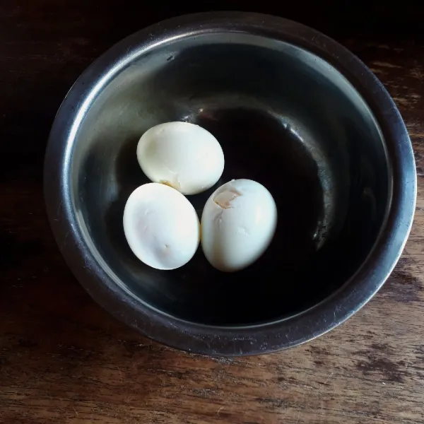 Rebus telur hingga matang, kupas dan tusuk-tusuk dengan garpu.