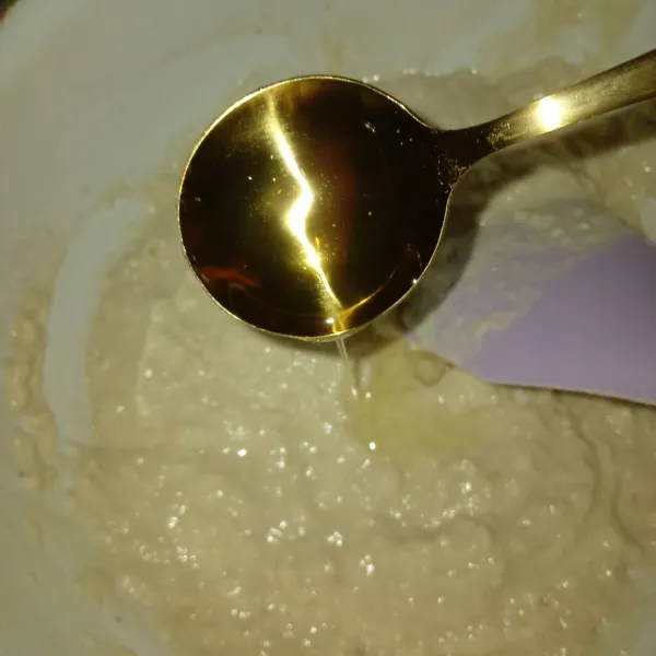 Lalu tambahkan minyak goreng, aduk agar larut didalam adonan.