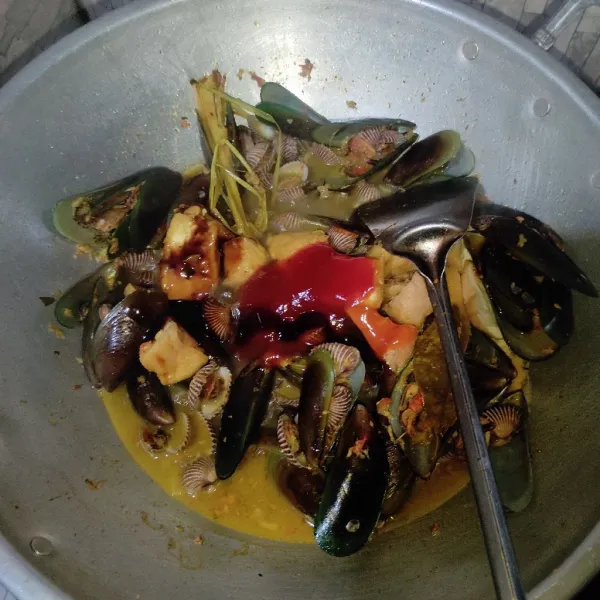 Masukan saos tomat, saos cabai, dan saos tiram. Aduk rata. Lalu tes rasa.