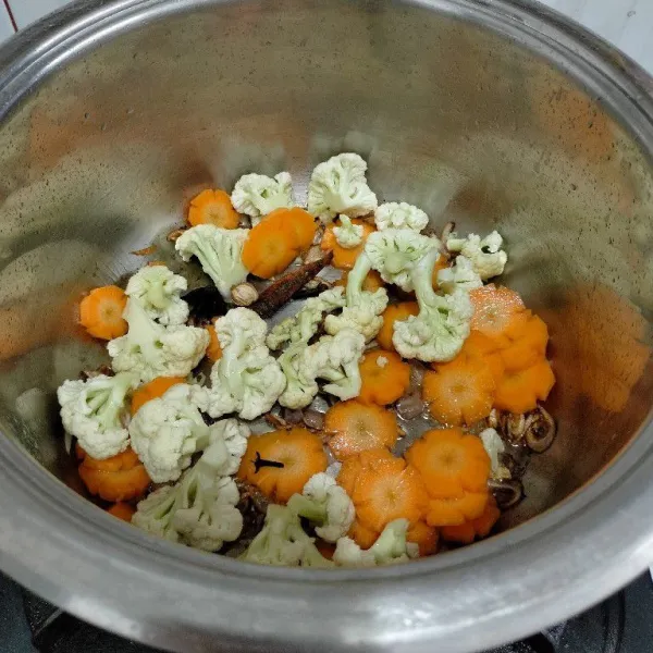 Masukan wortel, kembang kol, kayumanis, kapulaga, cengkeh aduk rata.