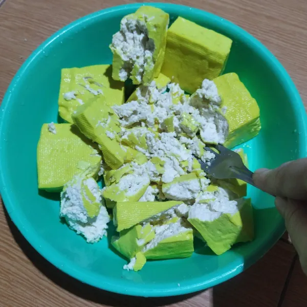 Hancurkan tahu menggunakan garpu.