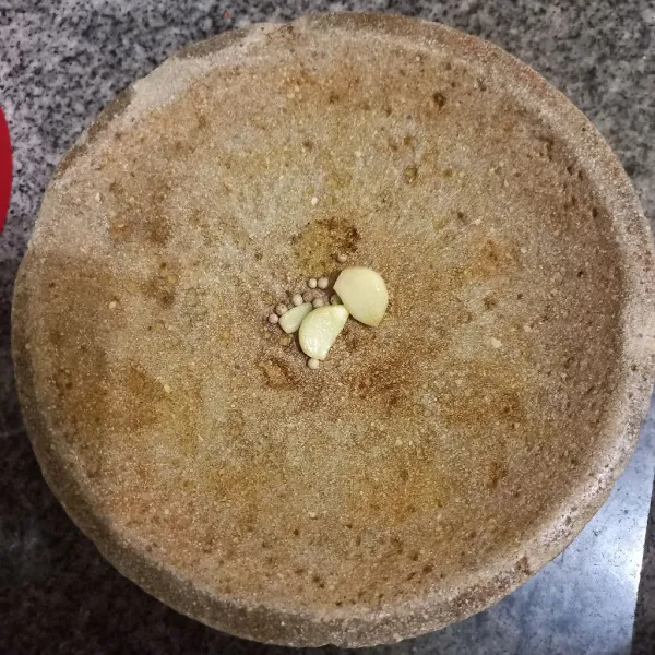 Haluskan bawang putih goreng dan merica.