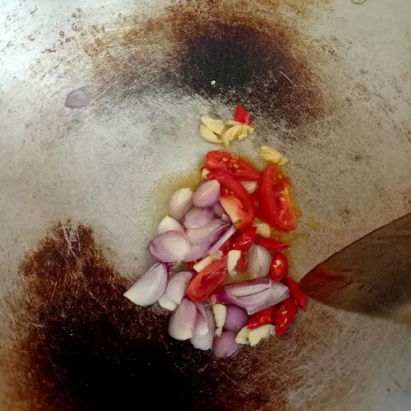Tumis irisan bawang merah, bawang putih, cabai keriting dan tomat