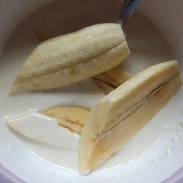 Masukkan pisang ke dalam adonan tepung.