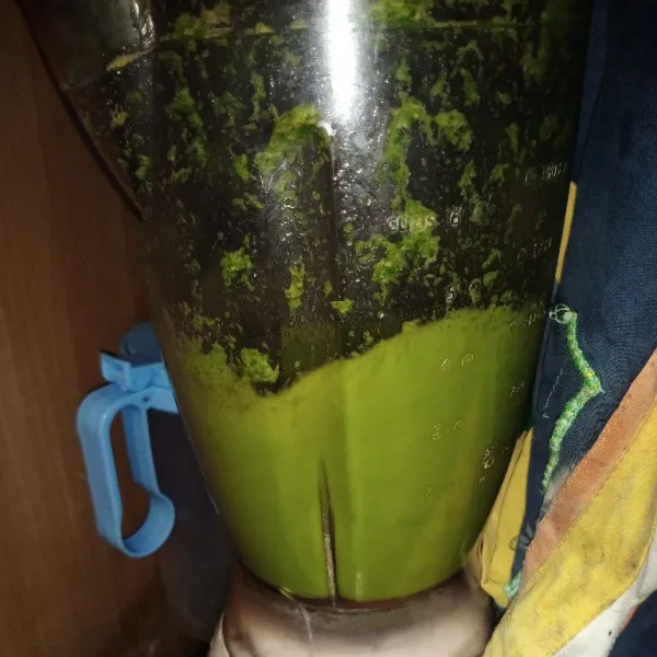 Blender daun pandan hingga halus