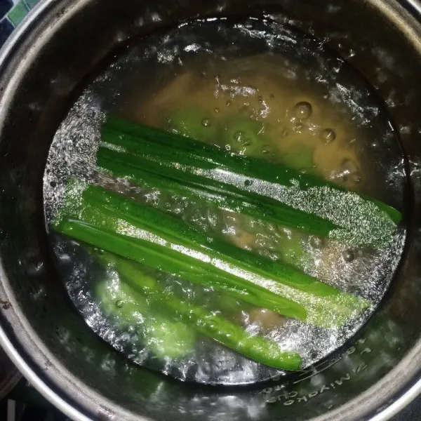Rebus di air mendidih, dan masukkan dua lembar daun pandan agar wangi