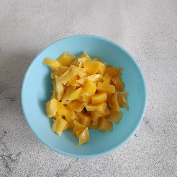 Untuk topping, potong buah nangka dadu kecil dan sisihkan.