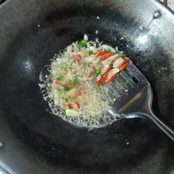 Tambahkan cabe, aduk-aduk.