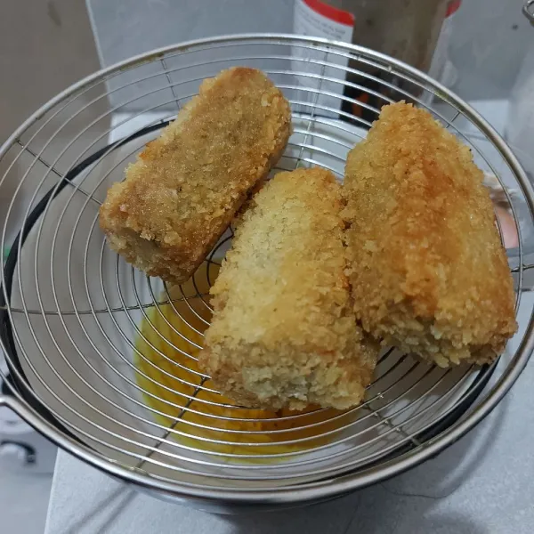 Angkat nugget pisang dan tiriskan