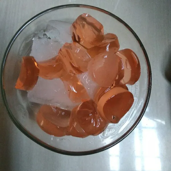 Masukkan jelly ke dalam mangkuk berisi es batu.
