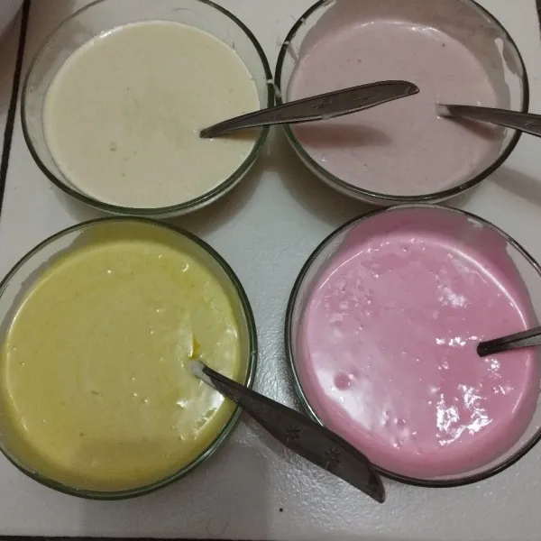 Selanjutnya bagi adonan menjadi 4 bagian sama rata, 1 bagian tidak diberi warna dan 3 bagian adonan masing-masing diberi pewarna kuning, ungu dan merah muda. Sisakan 1 sendok makan adonan dan diberi pewarna hijau.