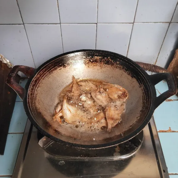 Panaskan minyak, goreng ikan hingga matang.