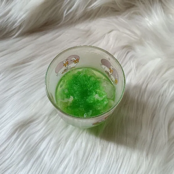 Lalu tuangkan sirup melon.