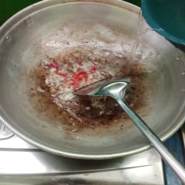 Kemudian masukan cabe merah iris, tumis sebentar lalu masukan air.