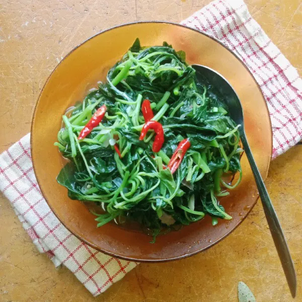 Koreksi rasa dan pindahkan ke piring saji.