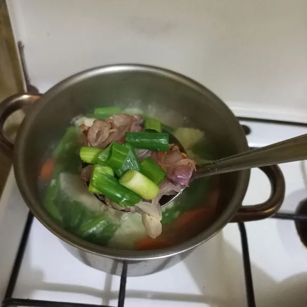 Masukkan bawang goreng dan irisan daun bawang, masak hingga matang.