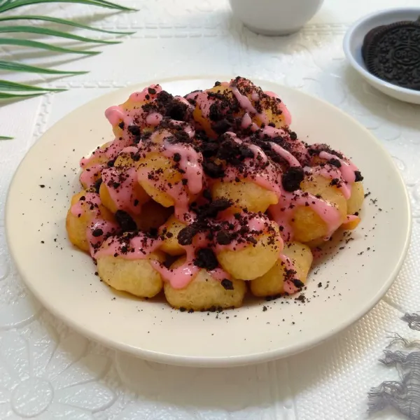 Setelah dingin beri glaze dan taburan biskuit cokelat tumbuk di atasnya.