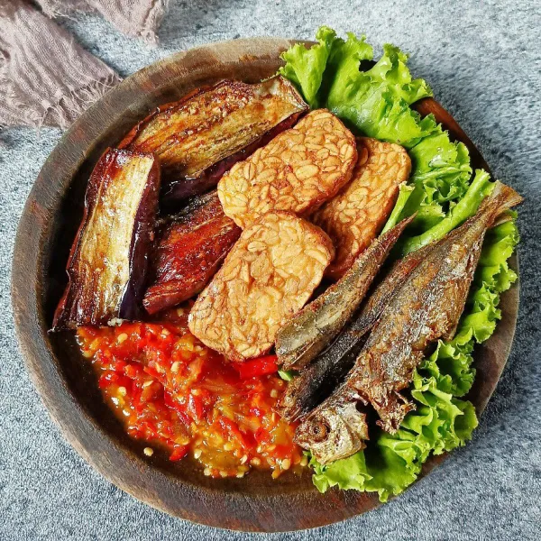 Sajikan ikan, tempe dan terong dengan sambalnya.