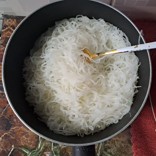Rendam mie dengan air hangat hingga mengembang.