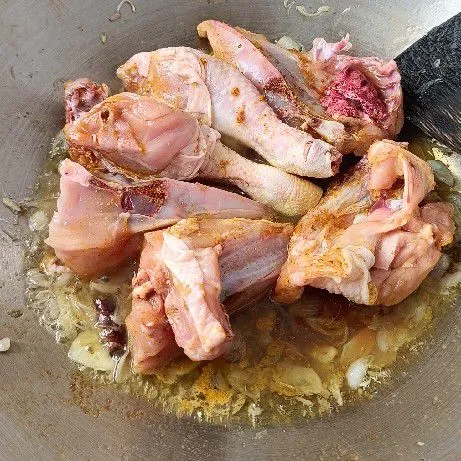 Masukkan ayam beserta bumbu marinasinya. Masak hingga ayam berubah warna.