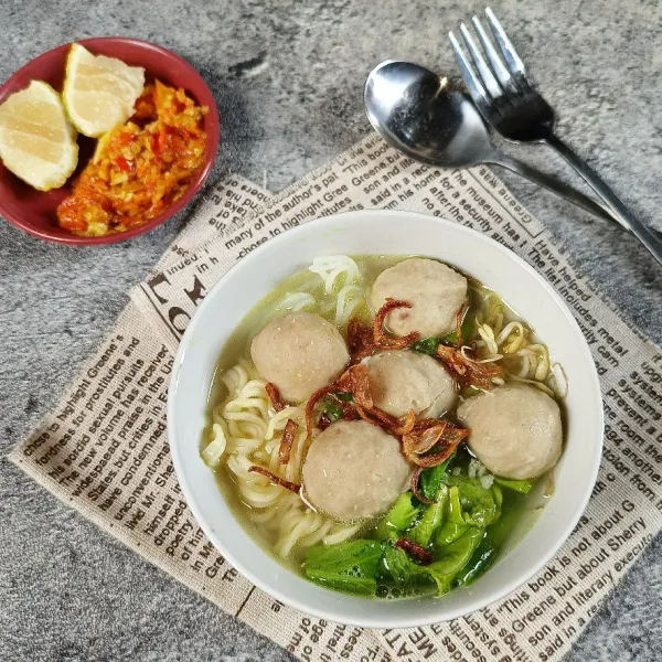 Penyajian : masukkan mie, bihun, sawi dan tauge, lalu tambahkan bakso dan siram dengan kuah panas, sajikan dengan semua pelengkap.